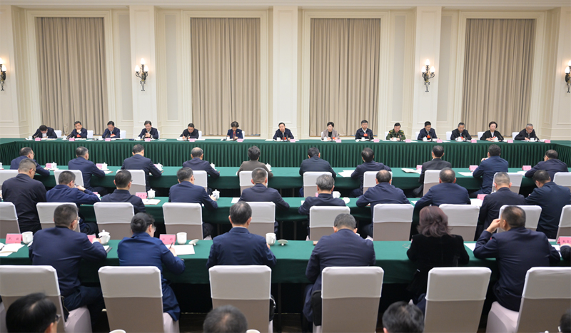 王晓晖在省级领导干部深入贯彻中央八项规定精神学习教育读书班上强调
始终用严的标准严的要求检身正己
示范带动全省干部队伍作风持续向好
施小琳田向利于立军参加「相关图片」